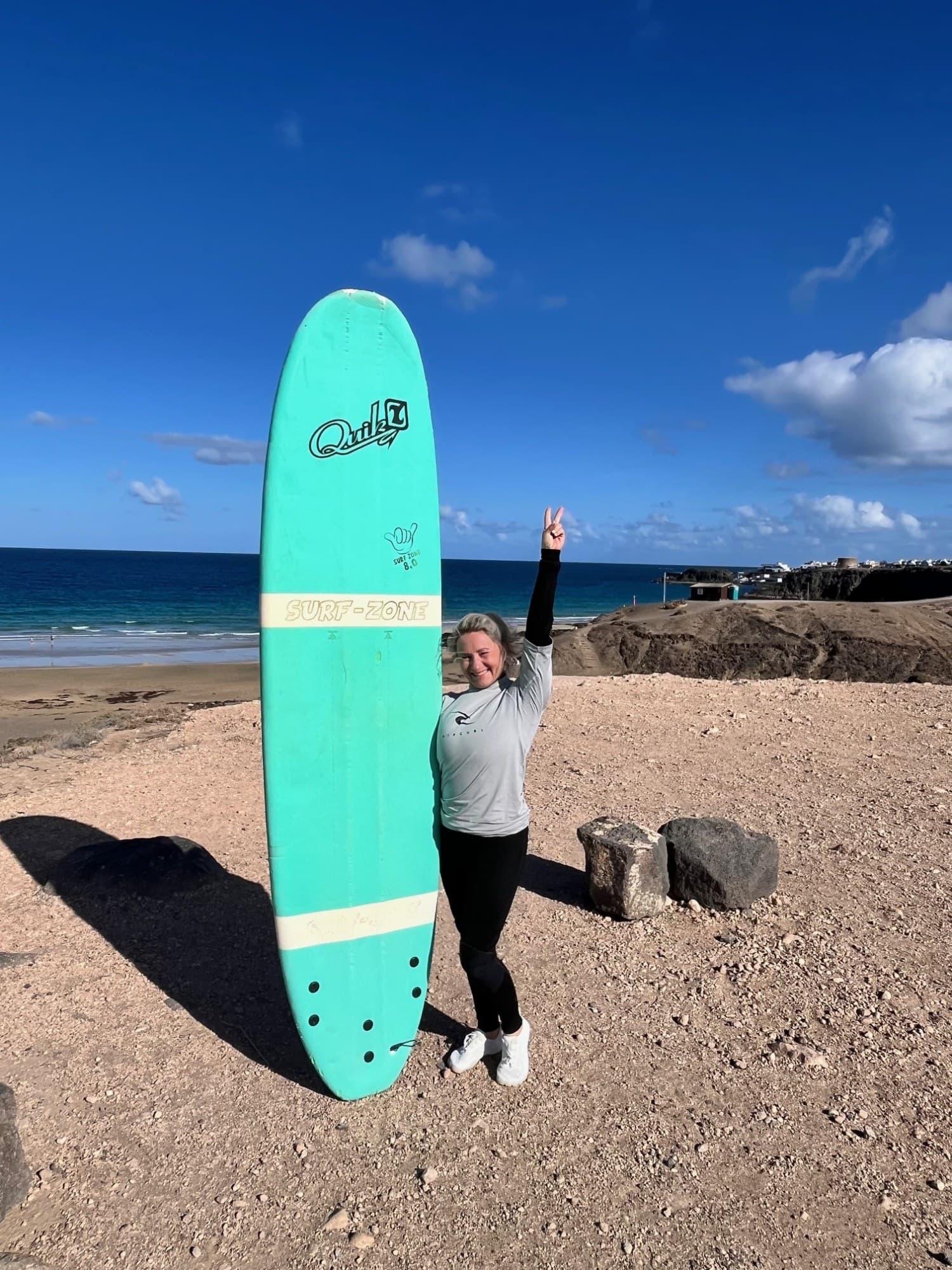 Ein Porträt von Sonja und Emiljano Peter. Sie trägt ein Dirndl und er eine Latzhose.